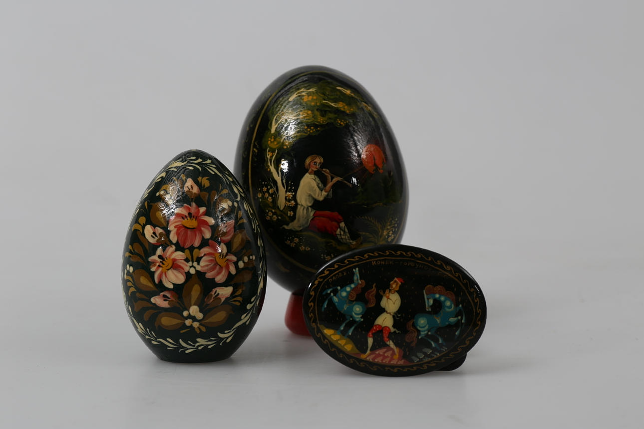 PRYDNADSÄGG OCH BROSCH, lackarbete, 3 delar, Ryssland.