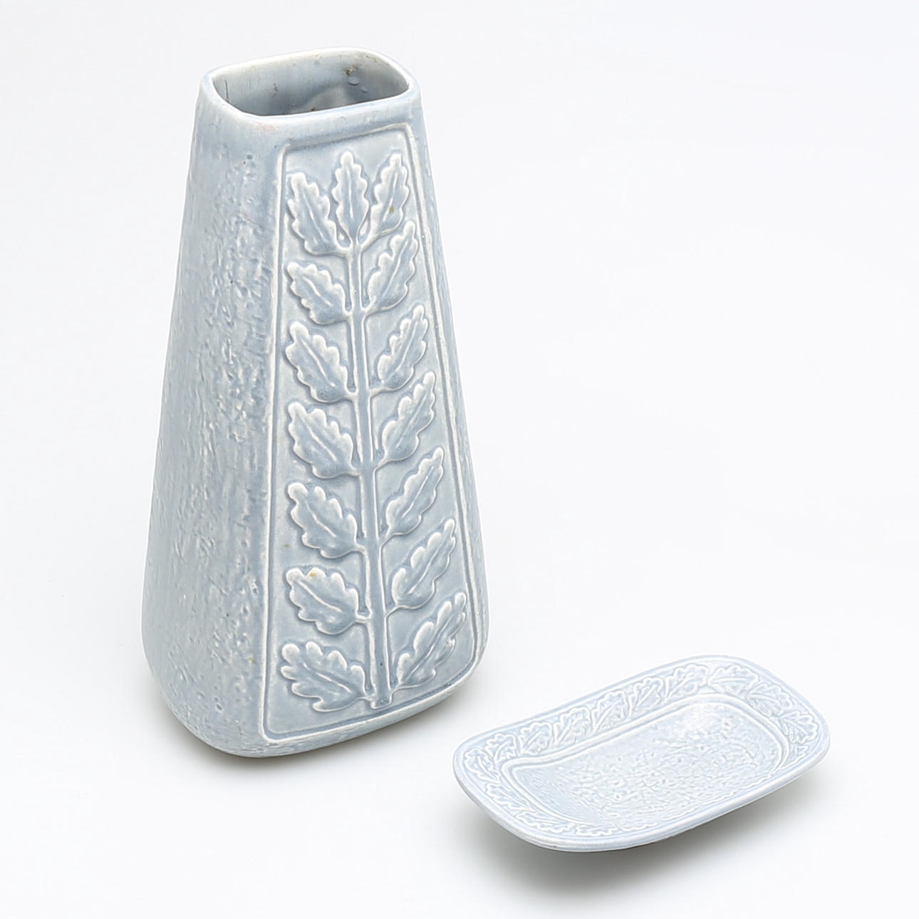 KERAMIK, 2 delar, "Eklöv", Gunnar Nylund, Rörstrand, 1900-talets andra hälft.