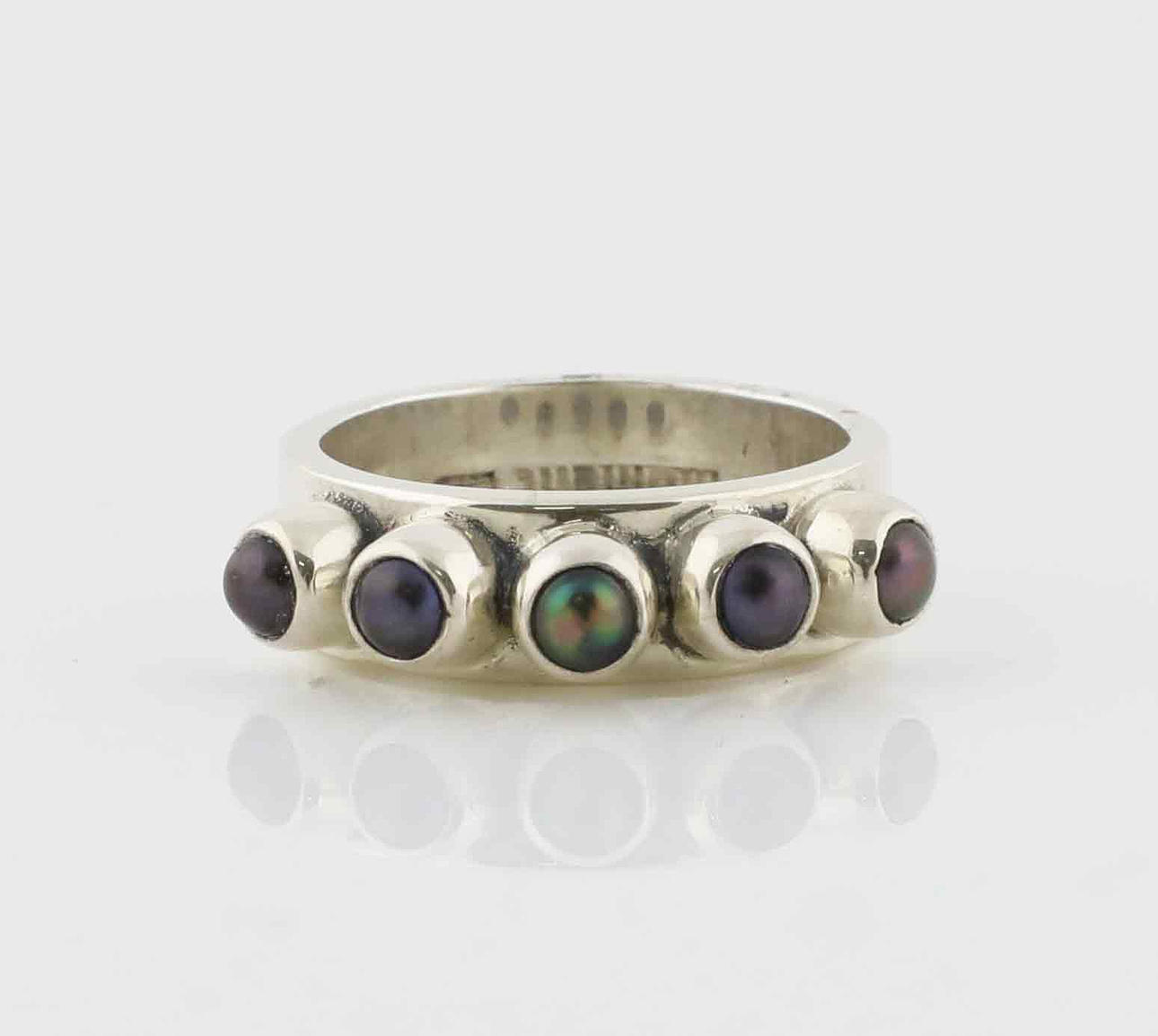 MOMENT 23. ring, silver, med lila pärlor.