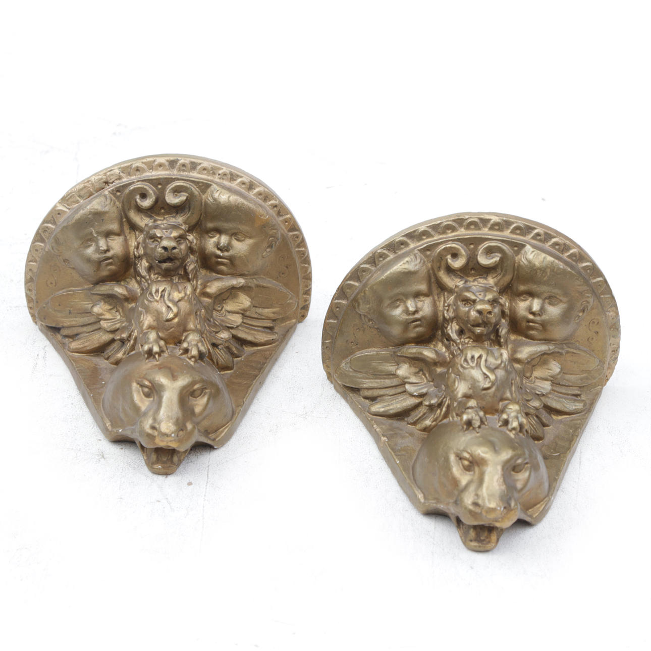 VÄGGHYLLOR, 2 st, gips.