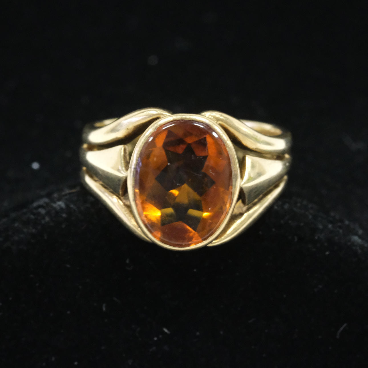 RING, 14-KARÄTIGES GOLD MIT GELBEM STEIN.