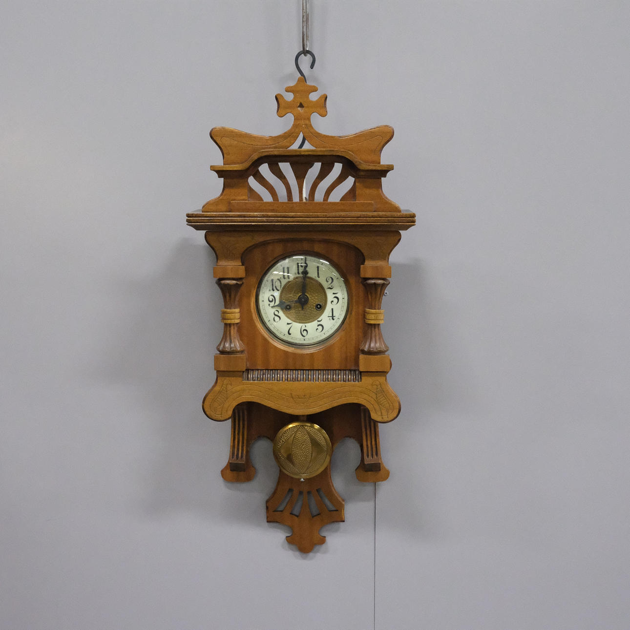 MANOR CLOCK, 20TH CENTURY.