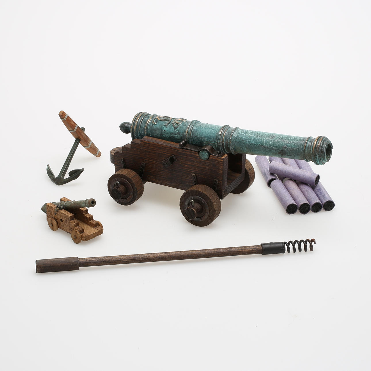 SALUTKANON, brons, Svensk Metallkonst AB Karlskrona samt 2 prydnadsföremål.