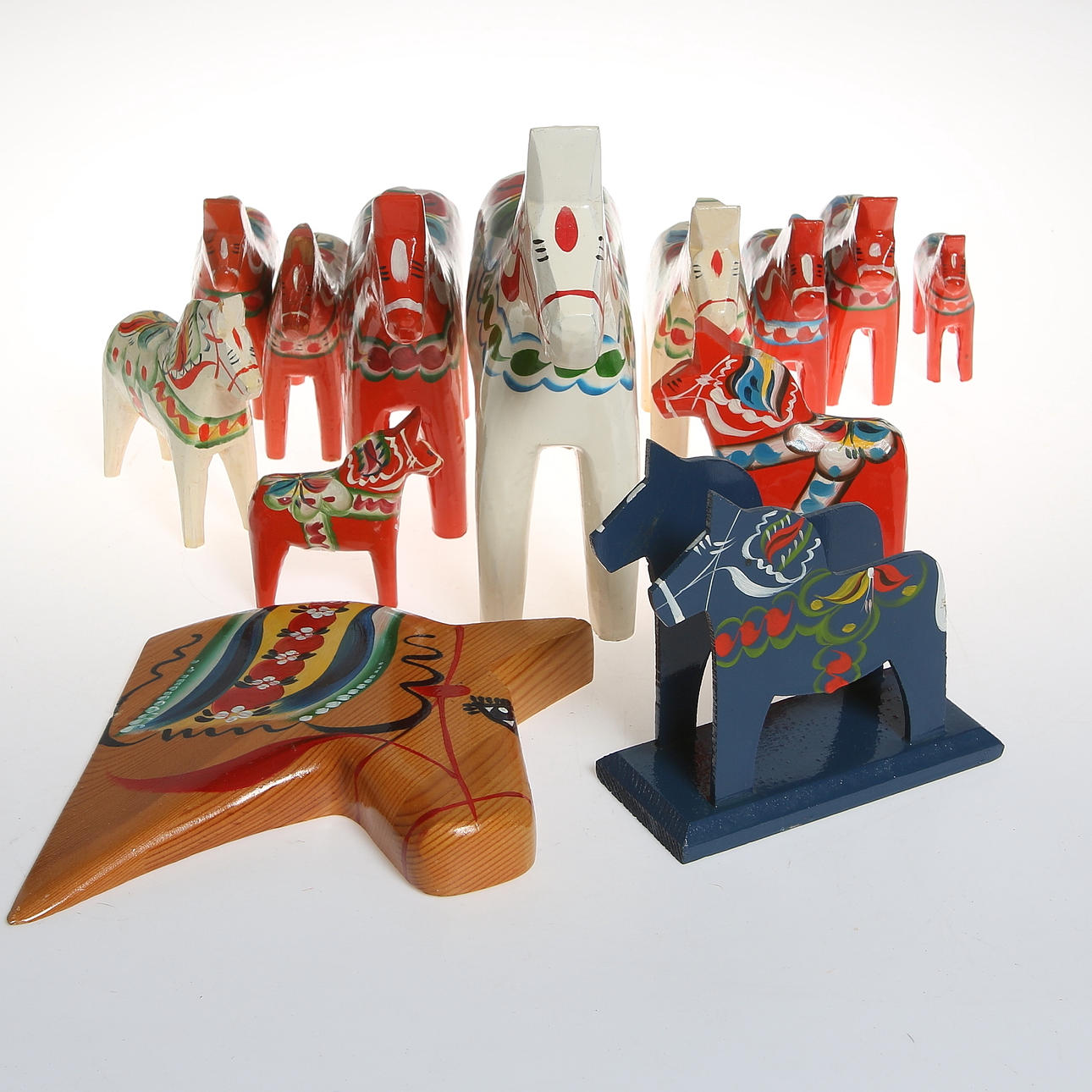 DALAHÄSTAR, SERVETTSTÄLL, VÄGGSKULPTUR, 13 delar, 1900-tal.