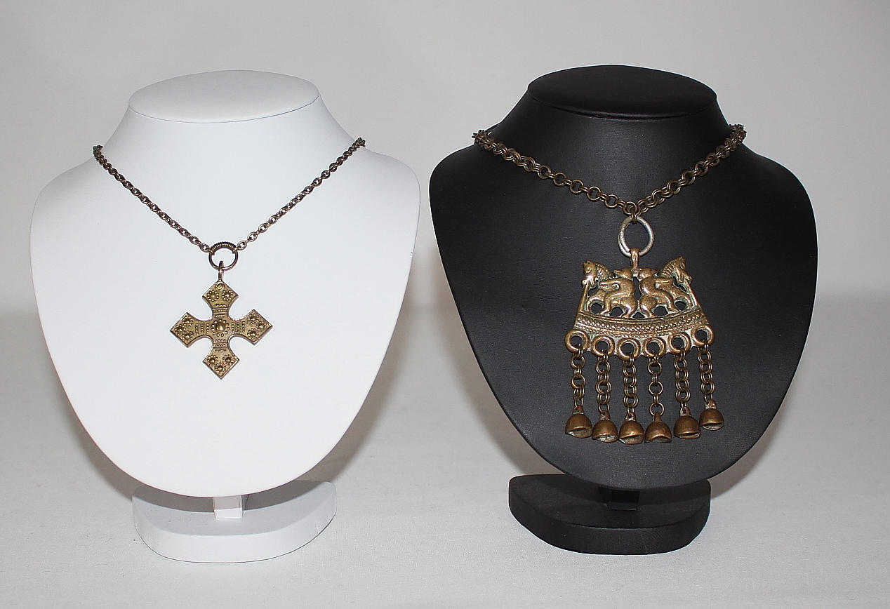 HÄNGSMYCKEN, 2 st. Brons,var av 1 st, Kalevala Koru, Finland.