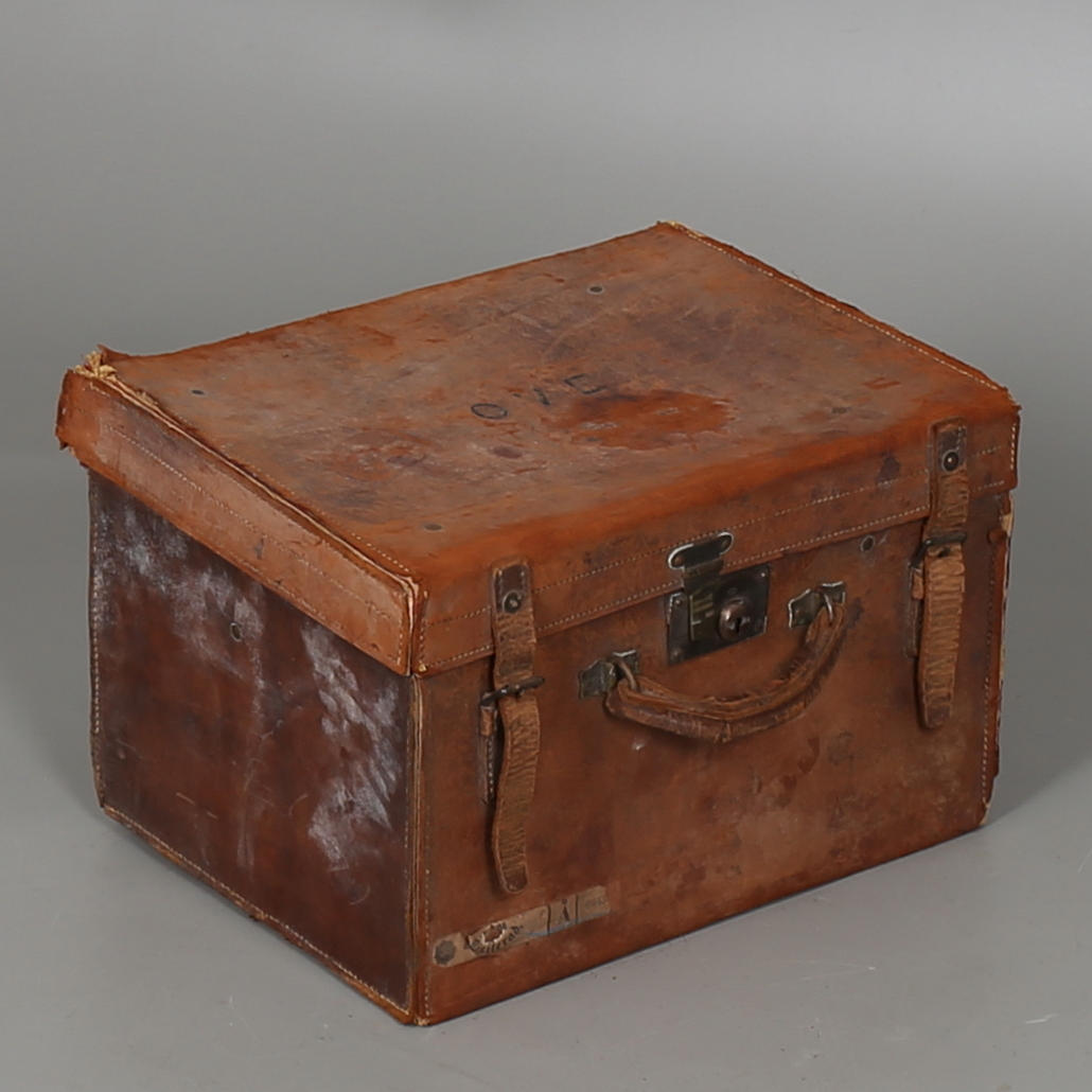 KOFFERT/VÄSKA i läder, 1900-talets första hälft.