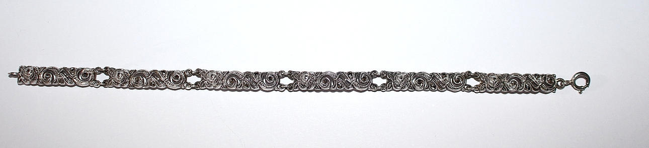 ARMBAND, silver markasiter, vikt 10 gr.