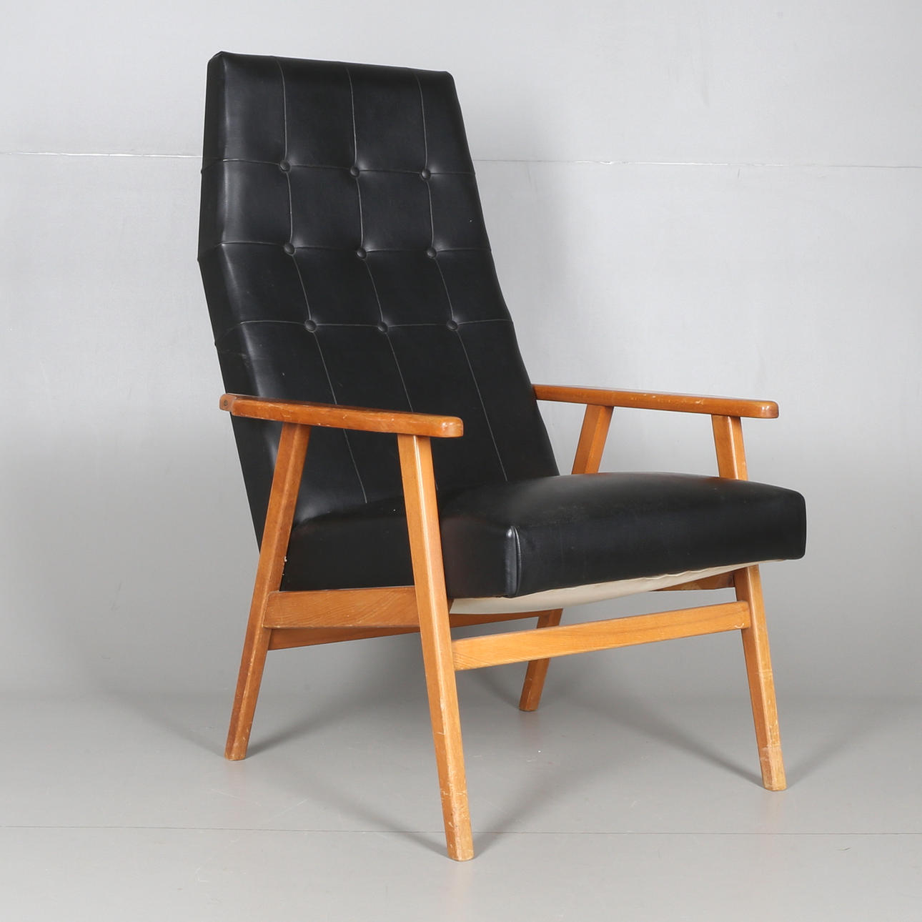 KARMSTOL, trä och skinn, 1900-tal.