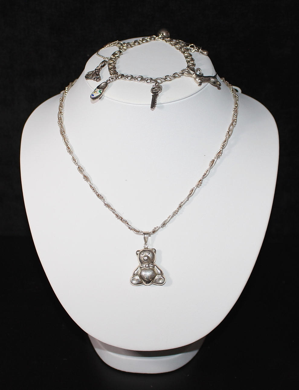 HALSBAND med hänge, ARMBAND med berlocker, silver.