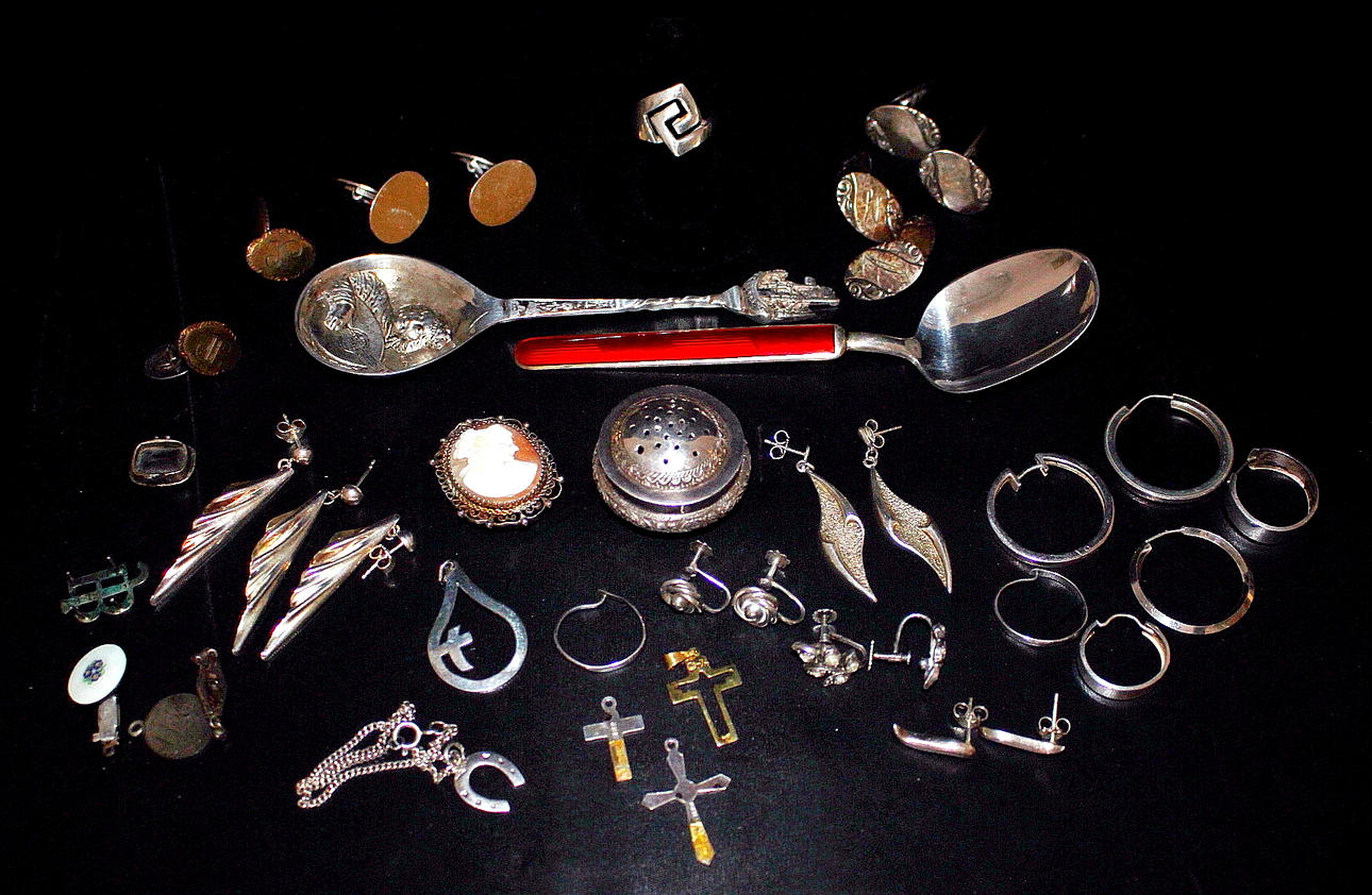 SMYCKEN, blandade, silver, bl.a ring, öronhängen, två st skedar.