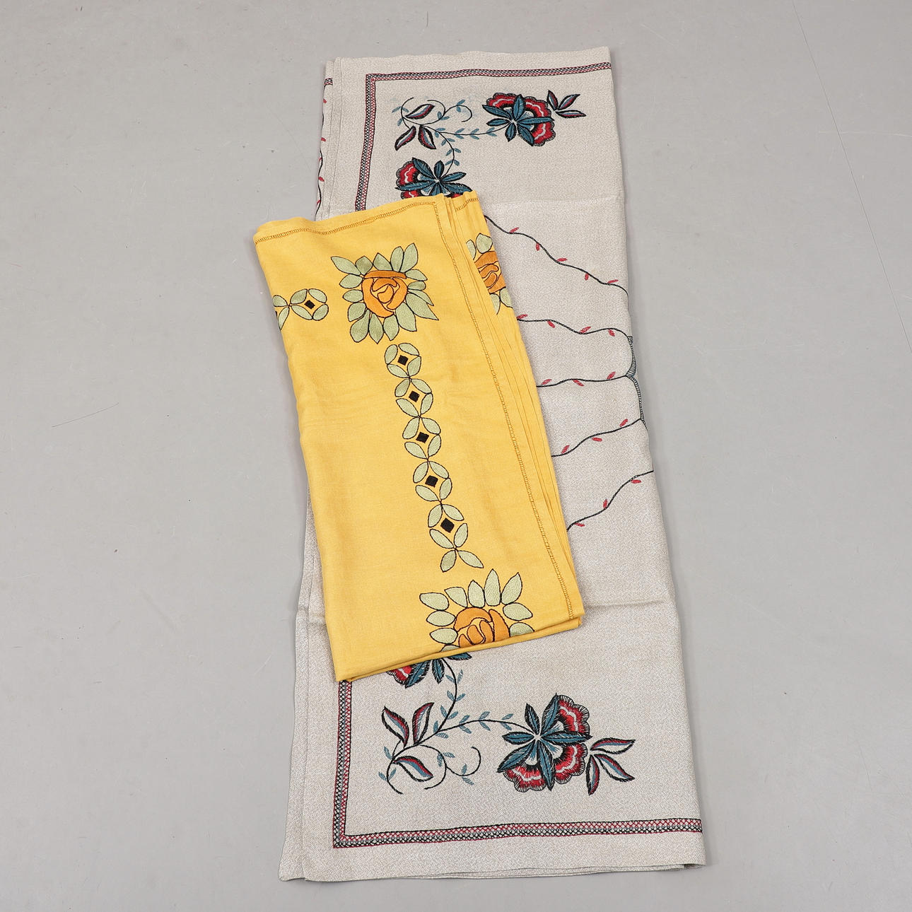 Un conjunto de 2 lienzos bordados, estilo Art Nouveau, principios del siglo XX.