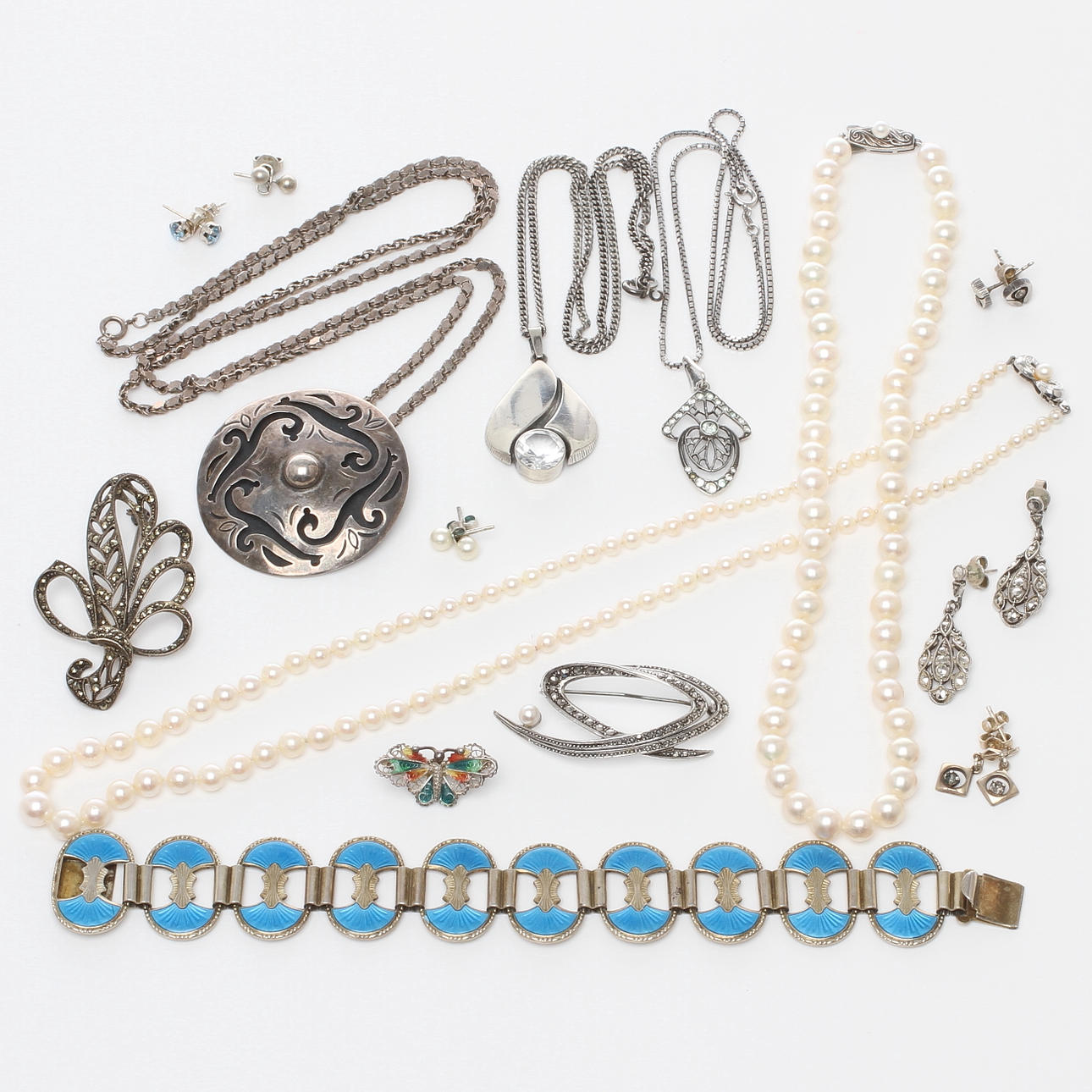 SMYCKEN, silver, bland annat pärlcollier med silverlås, 1900-tal.