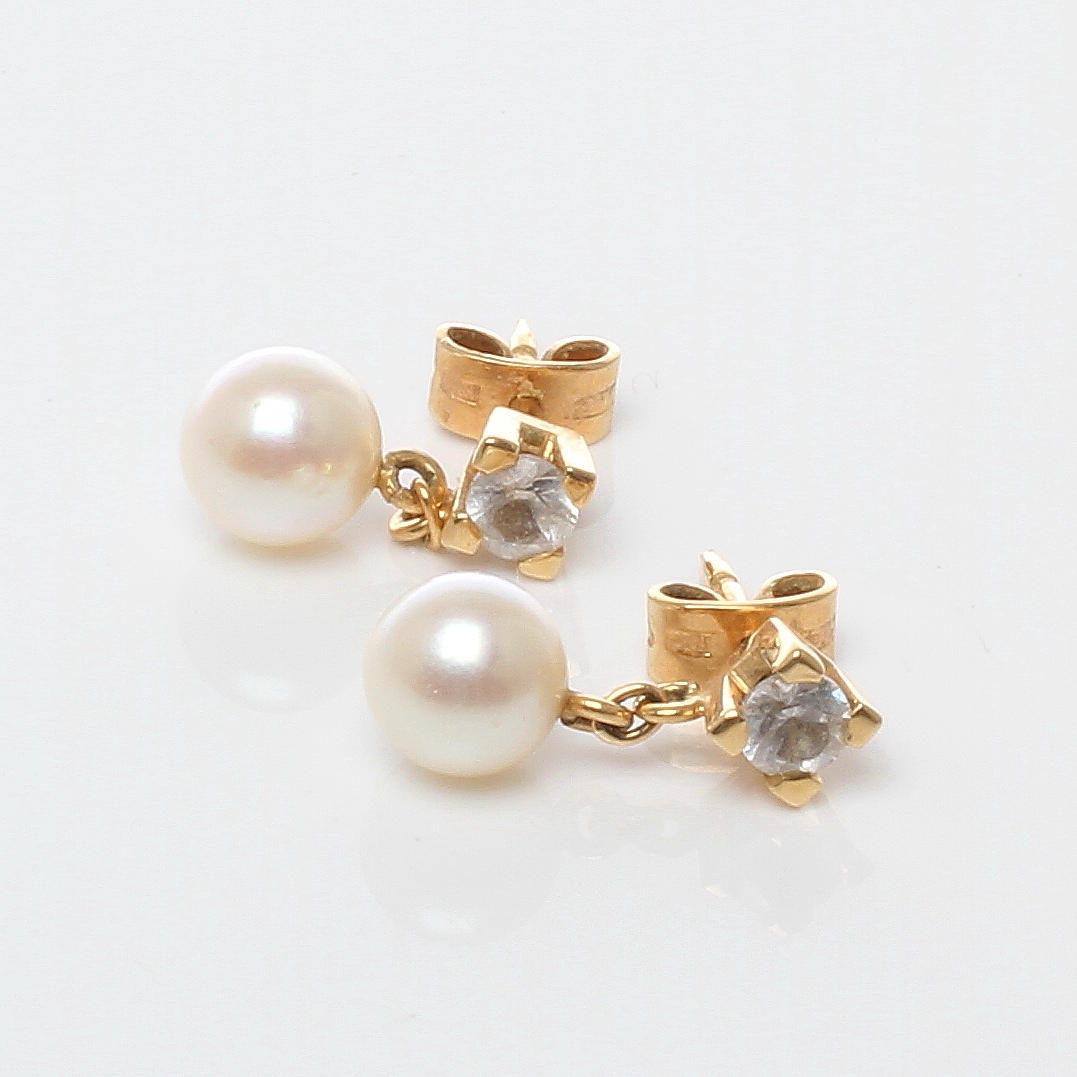 ÖRHÄNGEN 1 par, 18k guld med sten samt odlad pärla, 1900-tal.