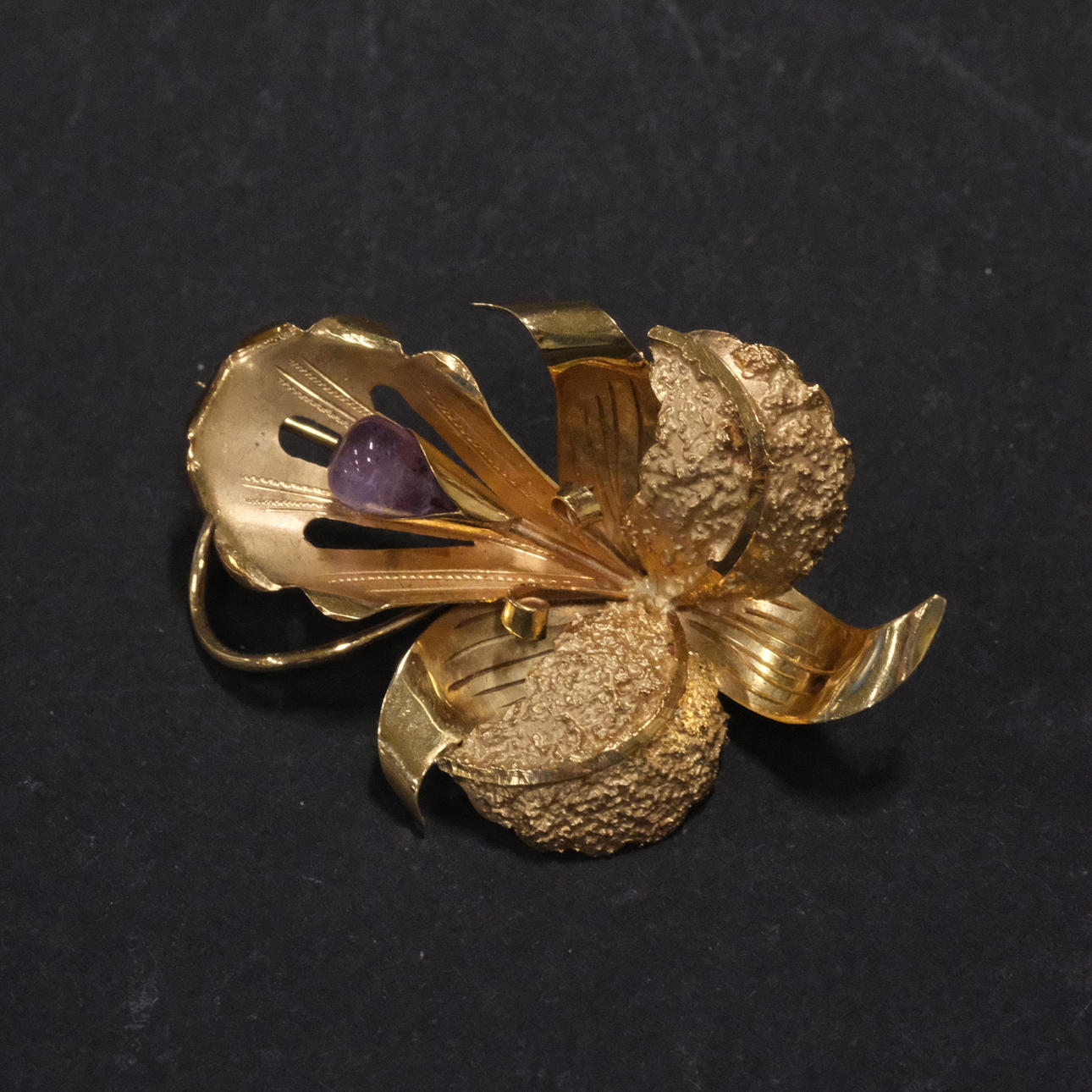 BROOCH WITH AMETHYST, 18K GOLD.