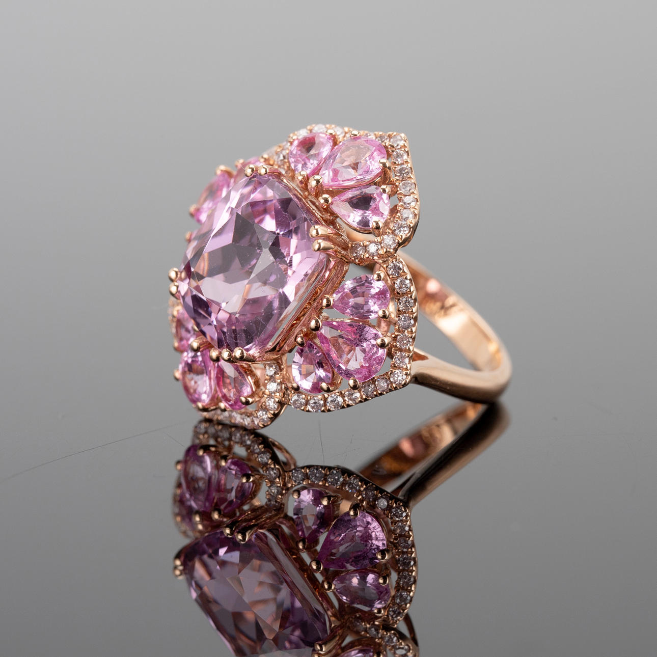 Kunzit Ring mit Diamanten.