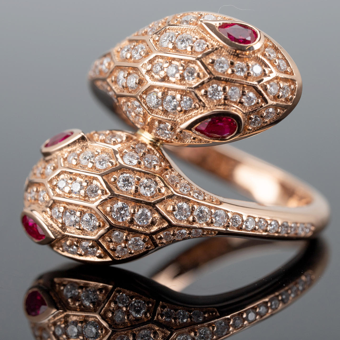 Schlangenring im Bvlgari-Stil.