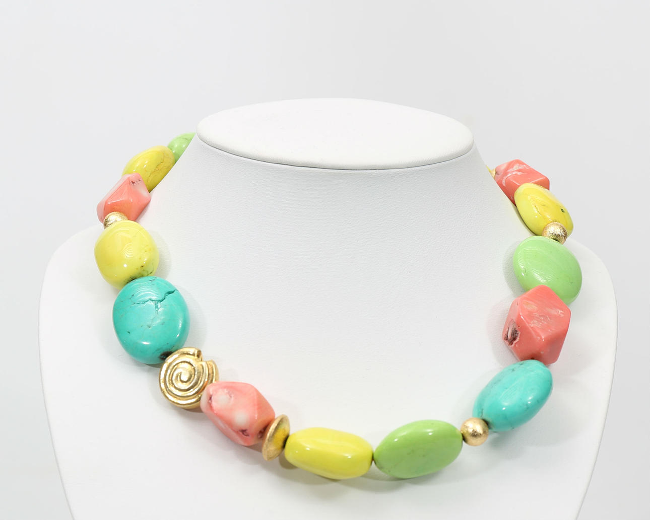 HALSBAND, gula, rosa och gröna naturstenar, 2000-tal.