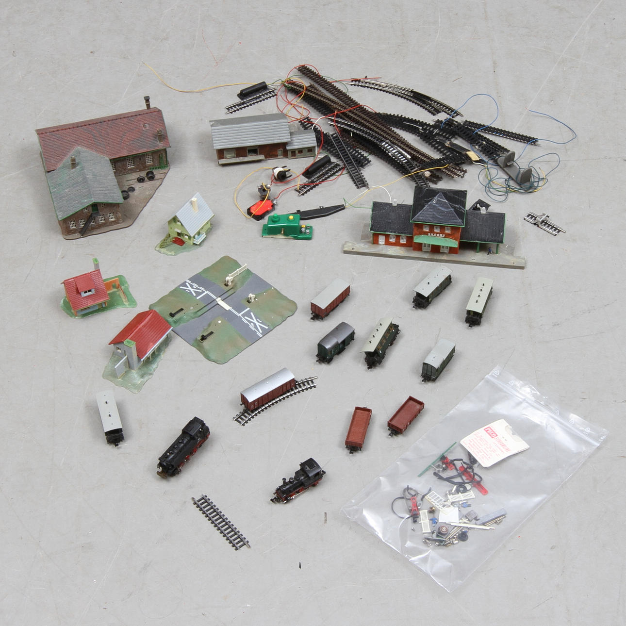 MODELLTÅG TRIX skala N. Ett lok, 10 vagnar, räls, växlar med mera.