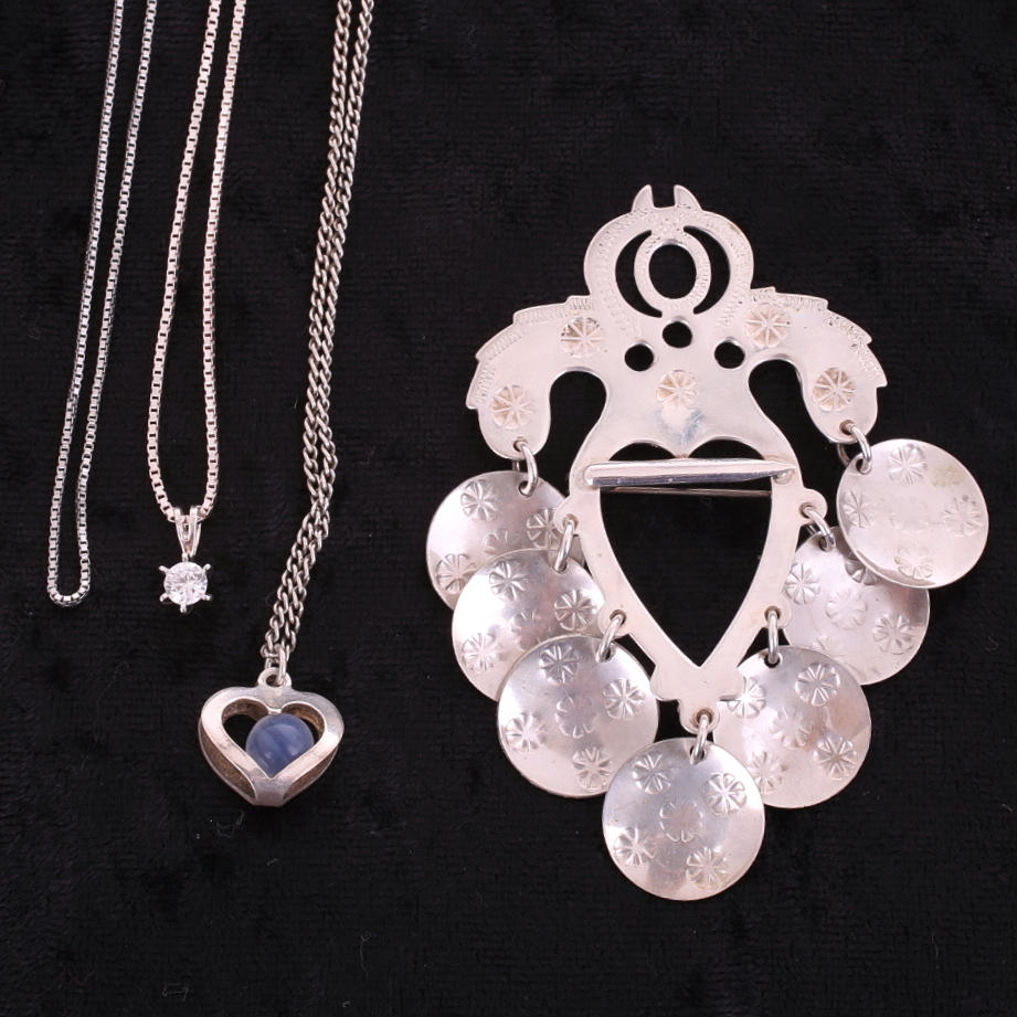 SILVERSMYCKEN, 4 st, dräktspänne, halsband, totalvikt 22,8 gram.