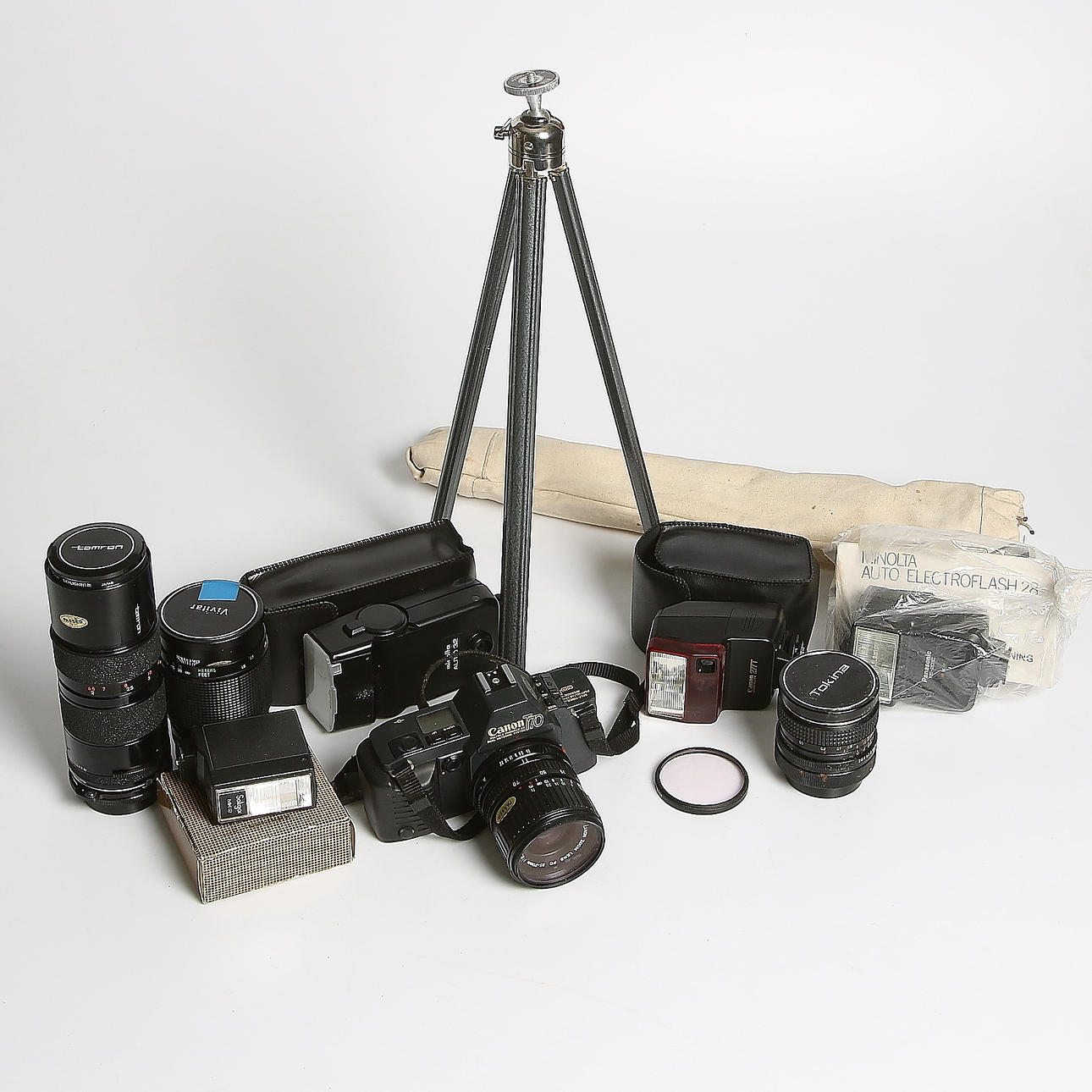 KAMERA, analog, Canon T 70 och OBJEKTIV, 3 st samt BLIXTAR, 4 st, 1900-talets sista kvartal.
