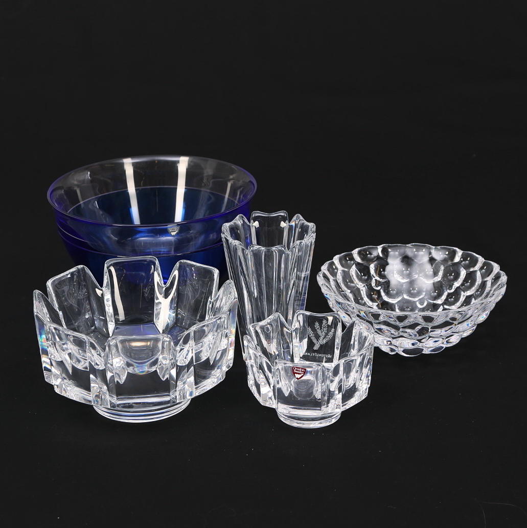 GLASFÖREMÅL, 5 st, bl a "Corona" Lars Hellsten, "Hallon", Orrefors.