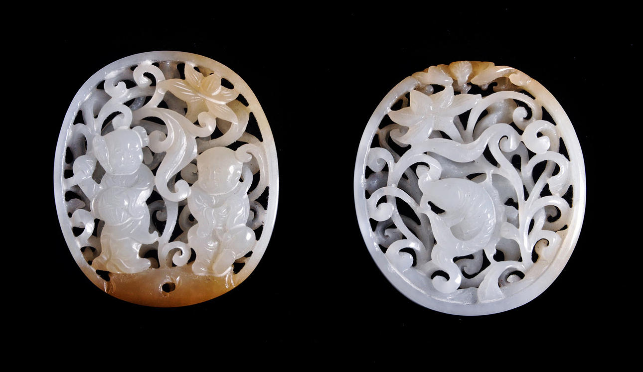 2 JADE-AMULETTE. Carving människor och fisk med blommor.