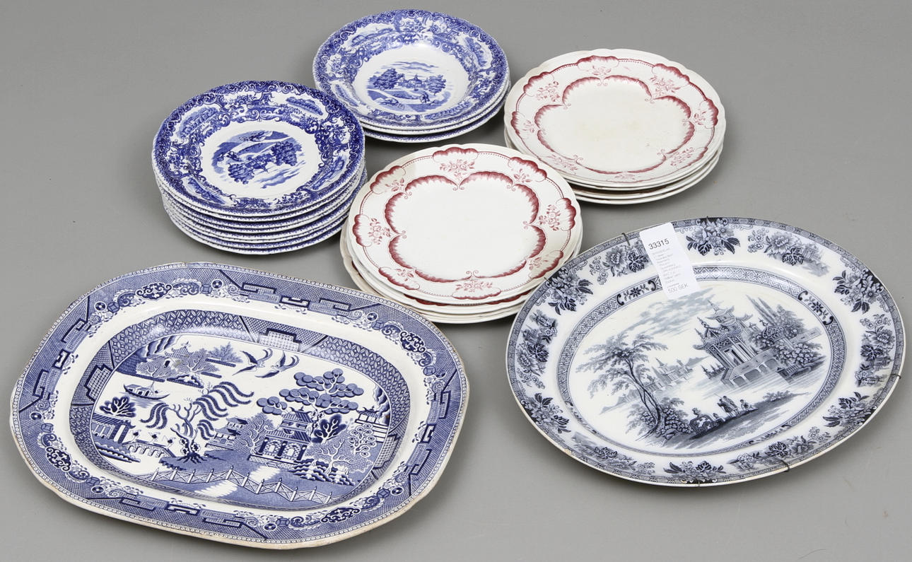 SERVISDELAR, 21 delar, "Svenska Slott" Rörstrand, "Rococo", Gustafsberg, UPPLÄGGNINGSFAT, 2 st, "Willow" samt Doulton, Burslem.