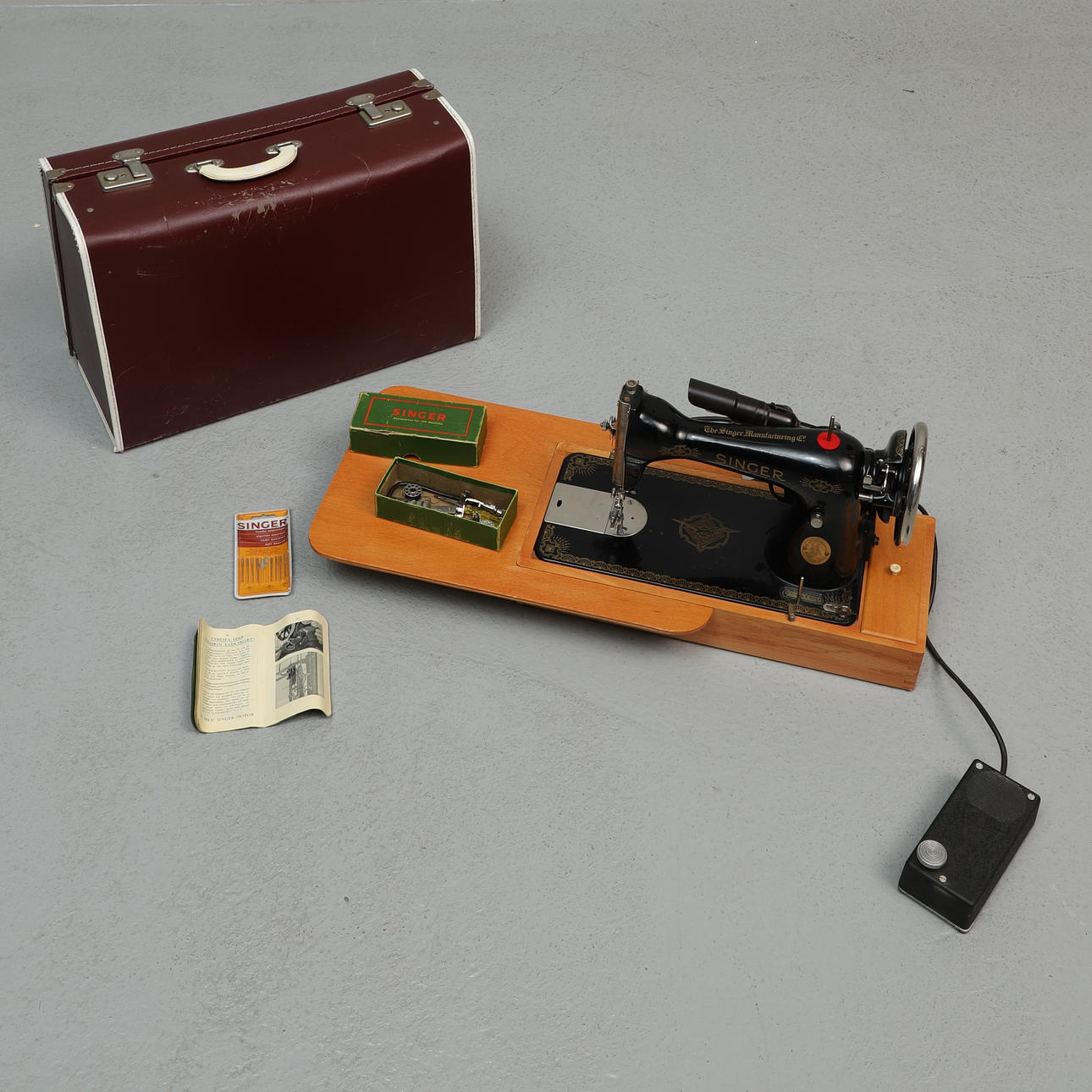SEWING MACHINE with accessories, Singer, 1920/30s.