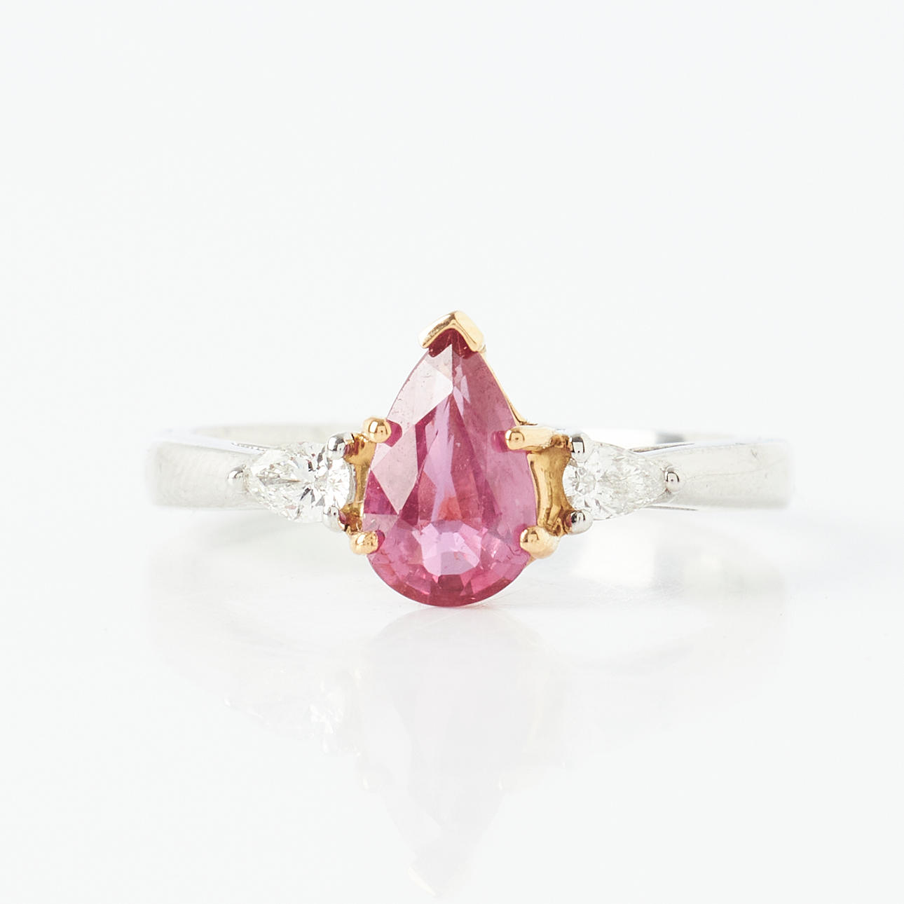 RING, 18k gold/platinum, 1 pendulum loque-cut ruby, appears untreated, approx. 1.08 ct, flanked by 2 pendulum loque-cut diamonds, total approx. 0.30 ct.