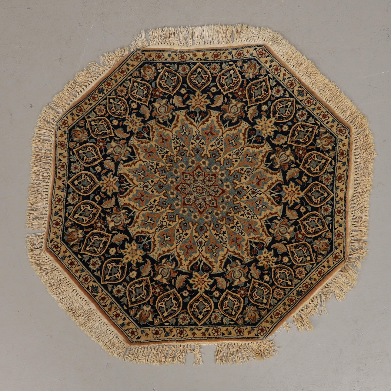 MATTA, nain, oktagonform. Ca 78x78 cm.