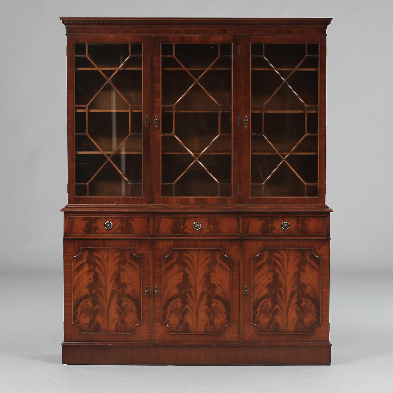 VITRINSKÅP, 1900-tal.