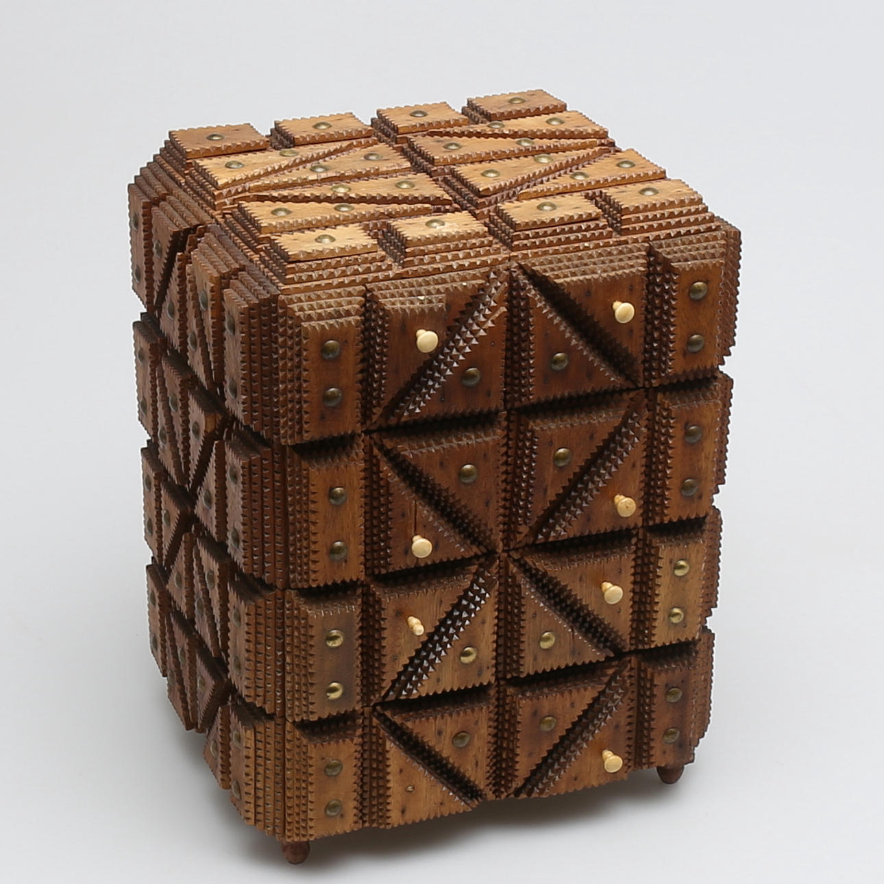 MINIATYRBYRÅ i trä, sjömansarbete, 1900-tal.