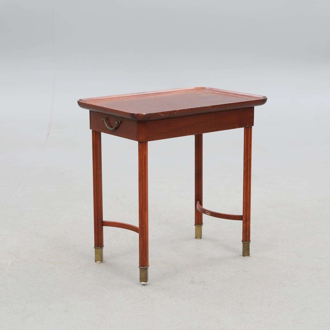 MESA AUXILIAR CON BORDE ELEVADO Y CAJÓN.