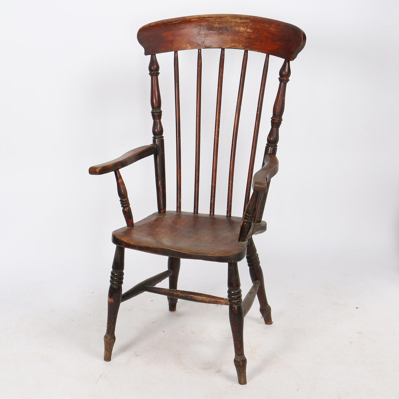 EIN WINDSOR-STUHL MIT SITZLEHNE IN ULME.