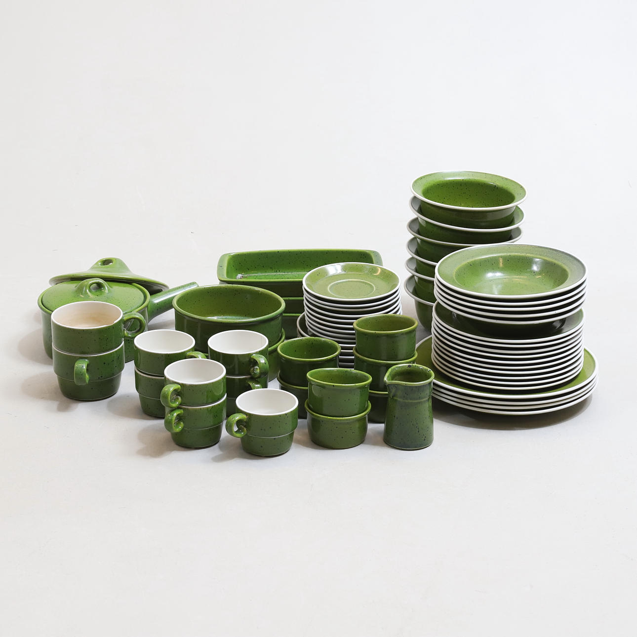 STIG LINDBERG. 55 pieces of tableware, “Primeur”, stoneware