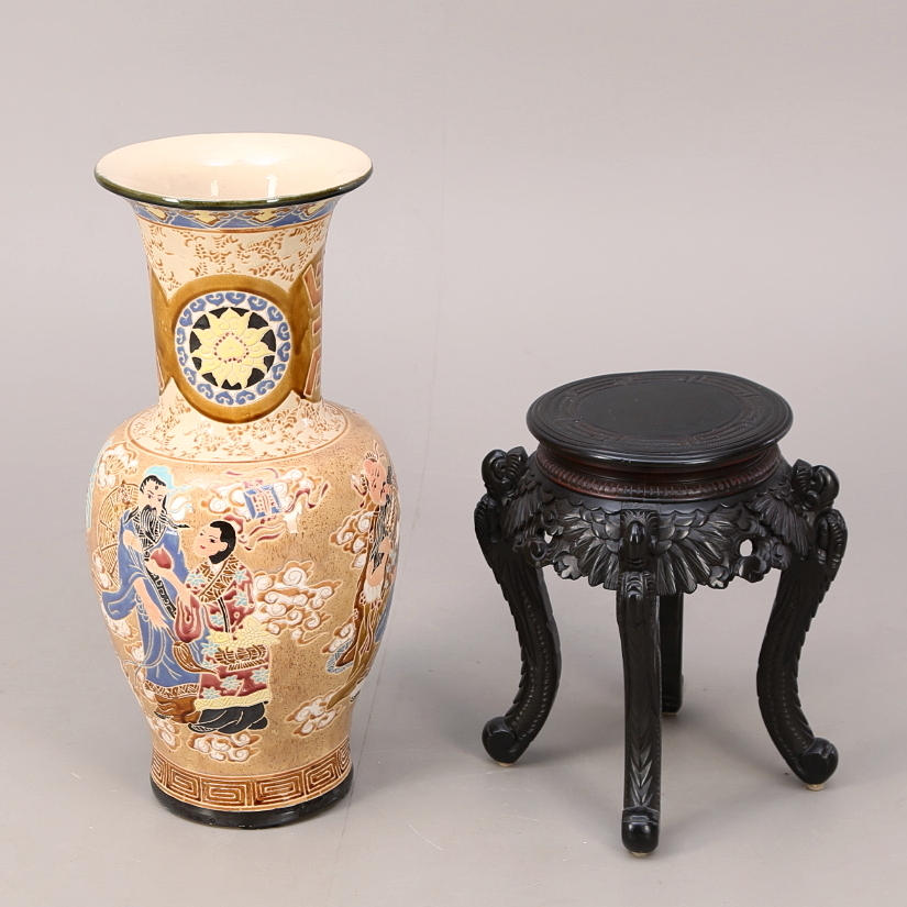 GOLVVAS, keramik, Kina, + PIEDESTAL, träskuren dekor, Kina.