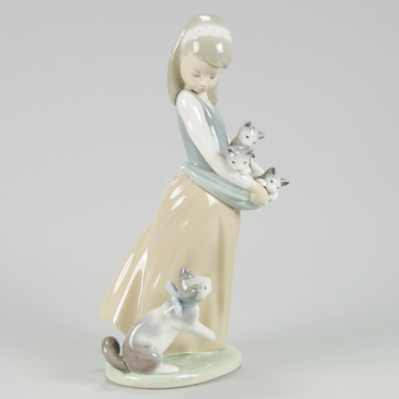 FIGURIN, flicka med katt, Lladro.