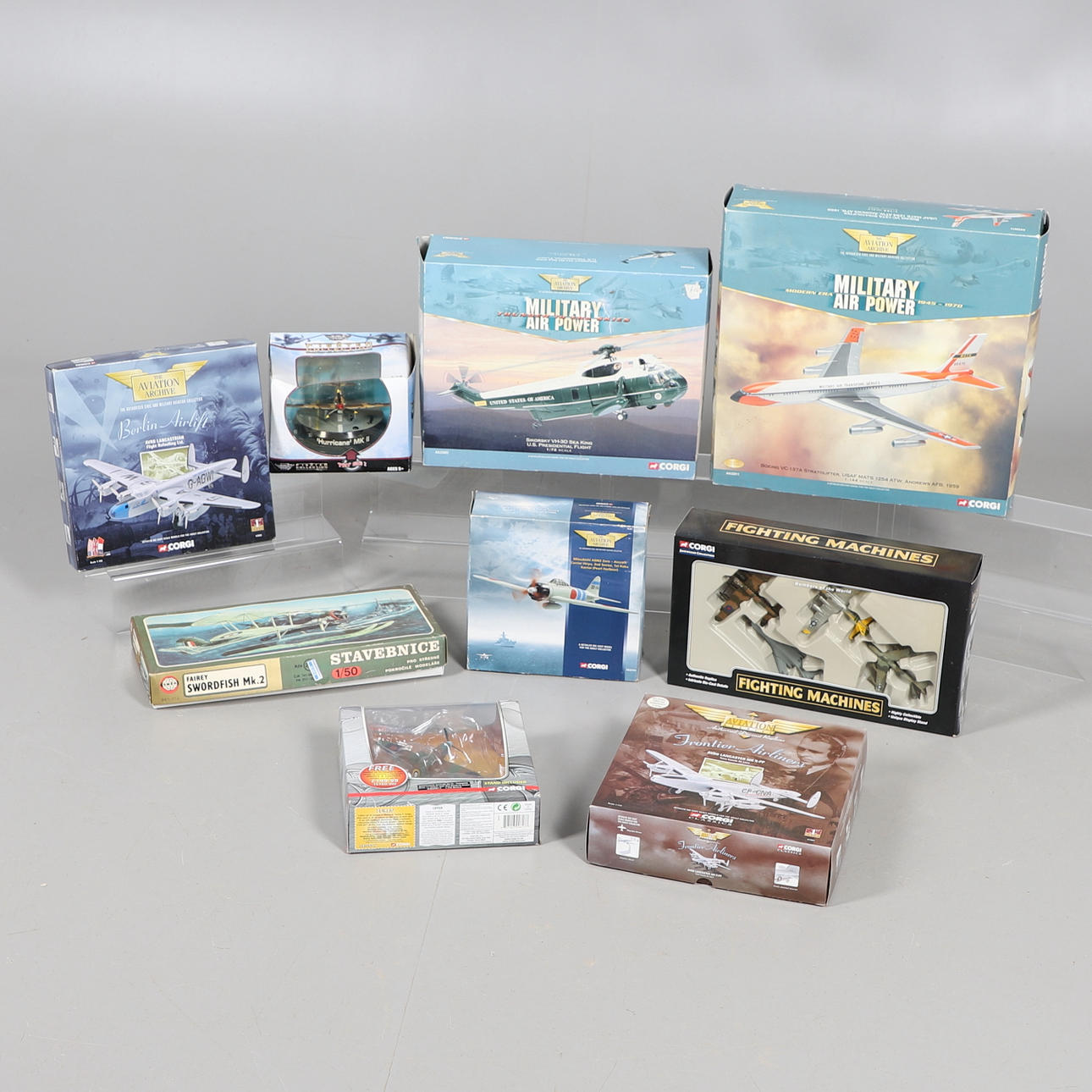 CORGI OG ANDRE BOKSEDE FLY.