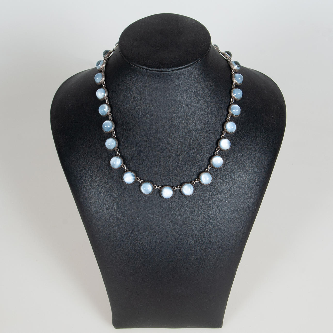 Mattsson og OLSSON, halskæde, sølv cabochonslebne sten, Malmø, 1957.