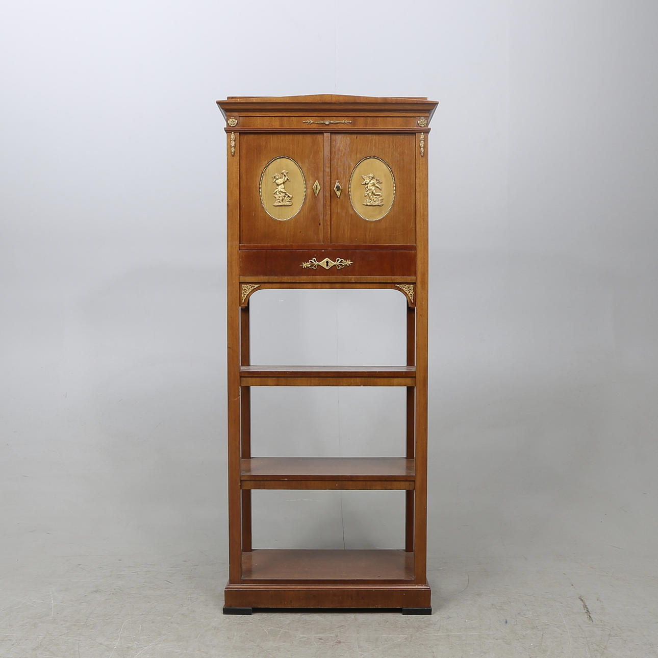 SKÅP, empirestil, 1900-talets första hälft.