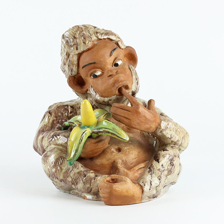 GRETL BRAUN. Ein keramischer Affe mit einer Banane, Österreich, Mitte des 20. Jahrhunderts.