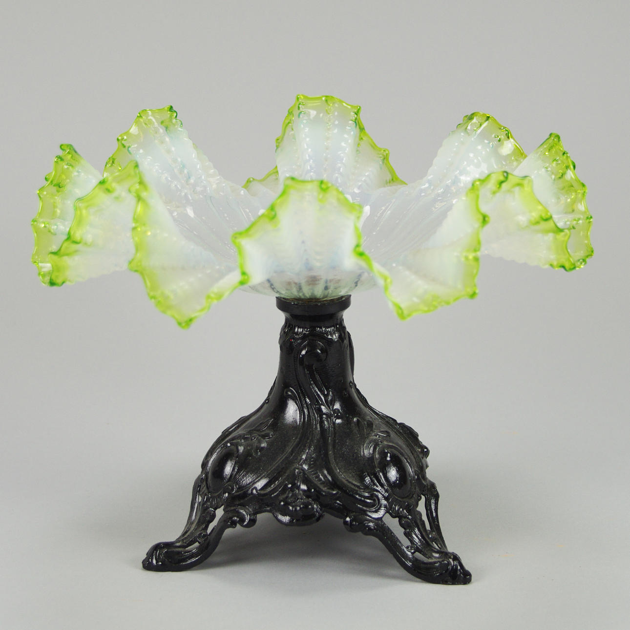 SKÅL PÅ FOT, veckad glasskål med målad metallfot, sekelskiftet 1800/1900.