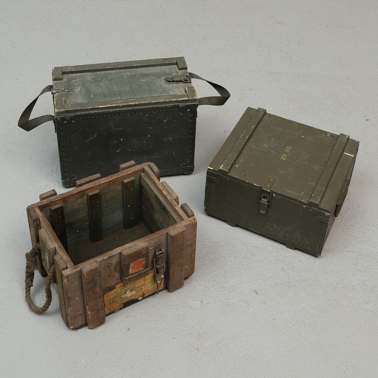 AMPUMATARVIKKEET, 3 kpl. Puu, puolustus, 1900-luku.