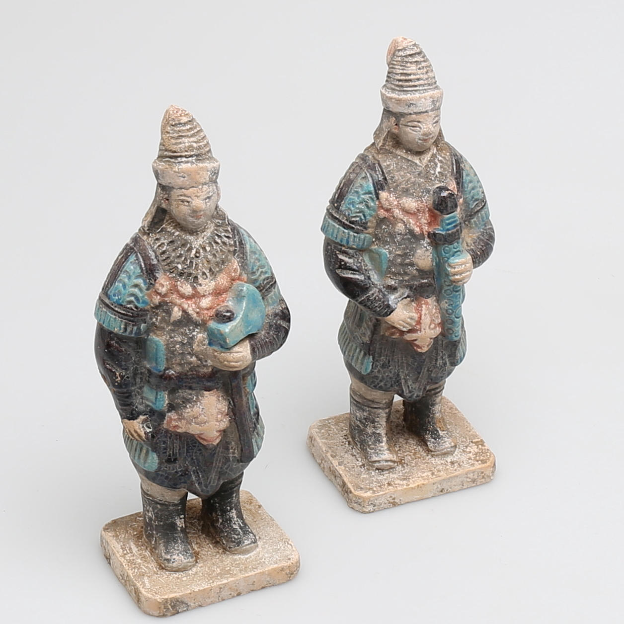 GRAVFIGURER i terracotta, 2 st, sen Ming dynasti, (1368-1644), Kina.