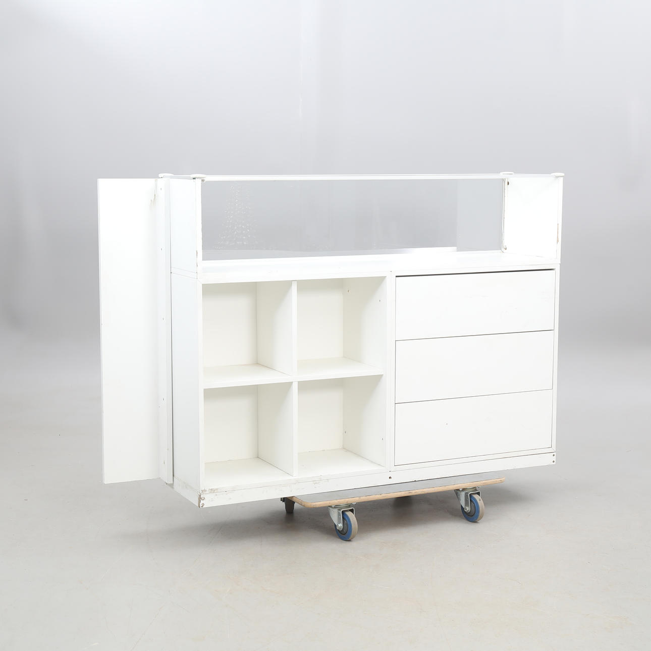 LADENTHEKE, Glas/Holz.