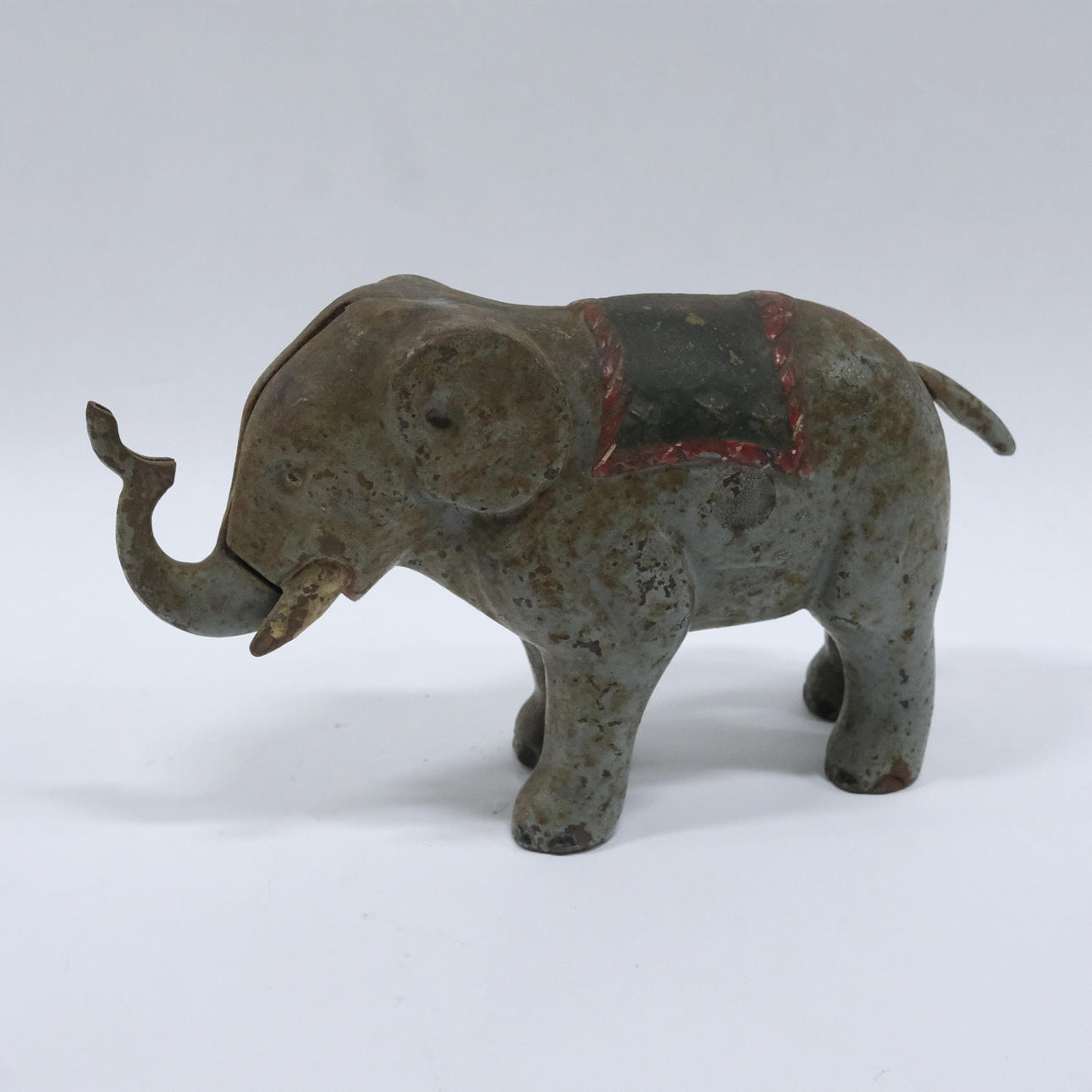 SPAREGRIS, I FORM AF EN ELEFANT. STØBEJERN.