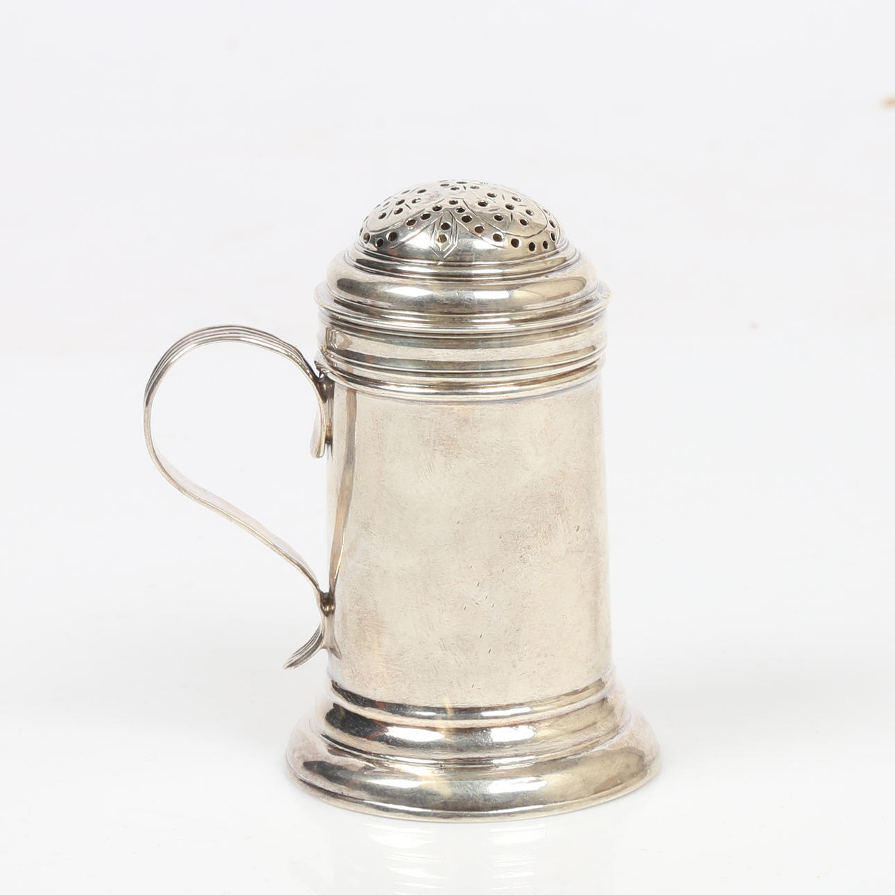 A GEORGE I BRITANNIA SILVER KITCHEN PEPPER.