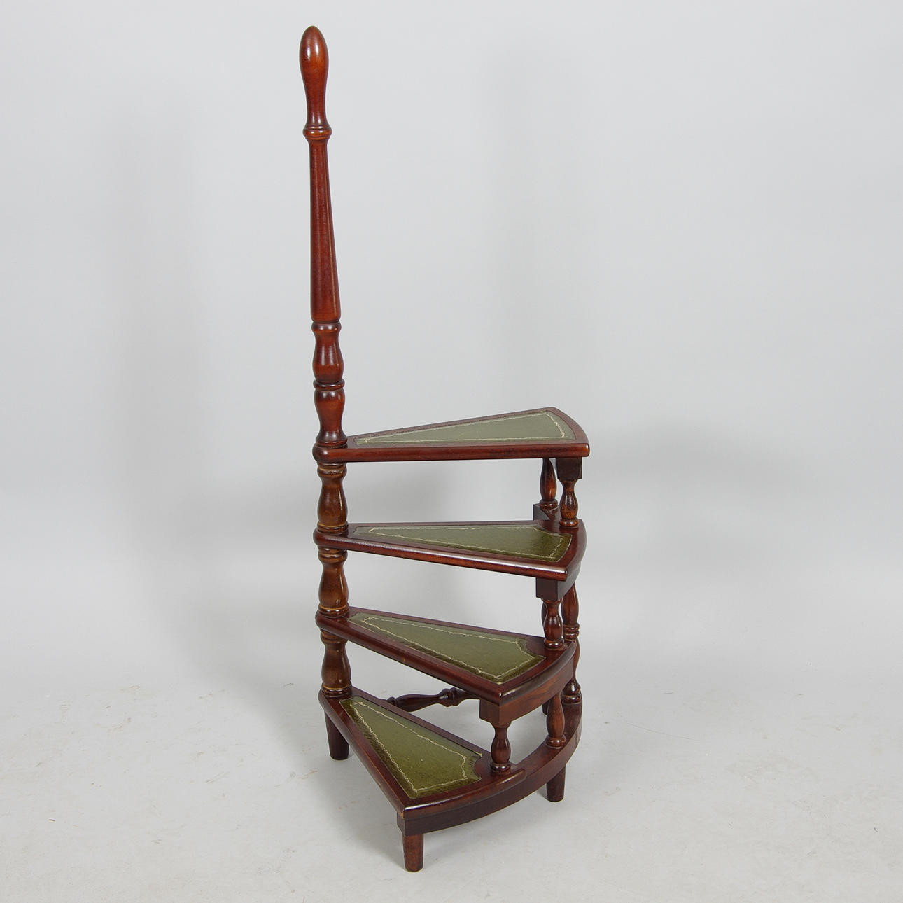 BIBLIOTEKSSTEGE, mahogny/grönt skinn, engelsk stil.