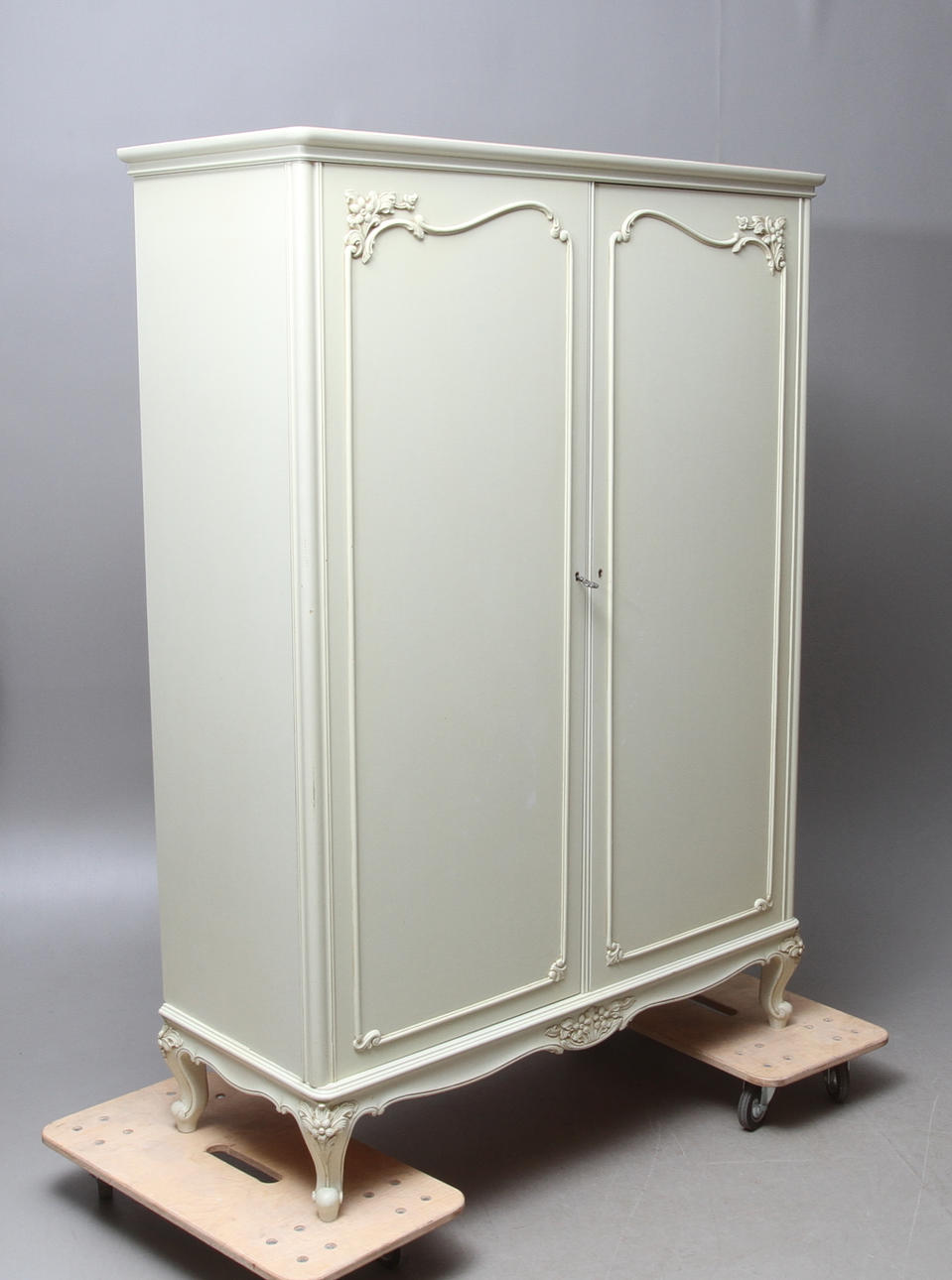 KLÄDSKÅP, Louis XV-stil, 1900-tal.