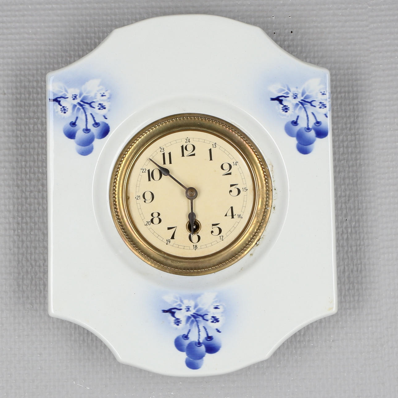 VÄGGPENDYL, flintgods, Trakonit, 1900-tal.